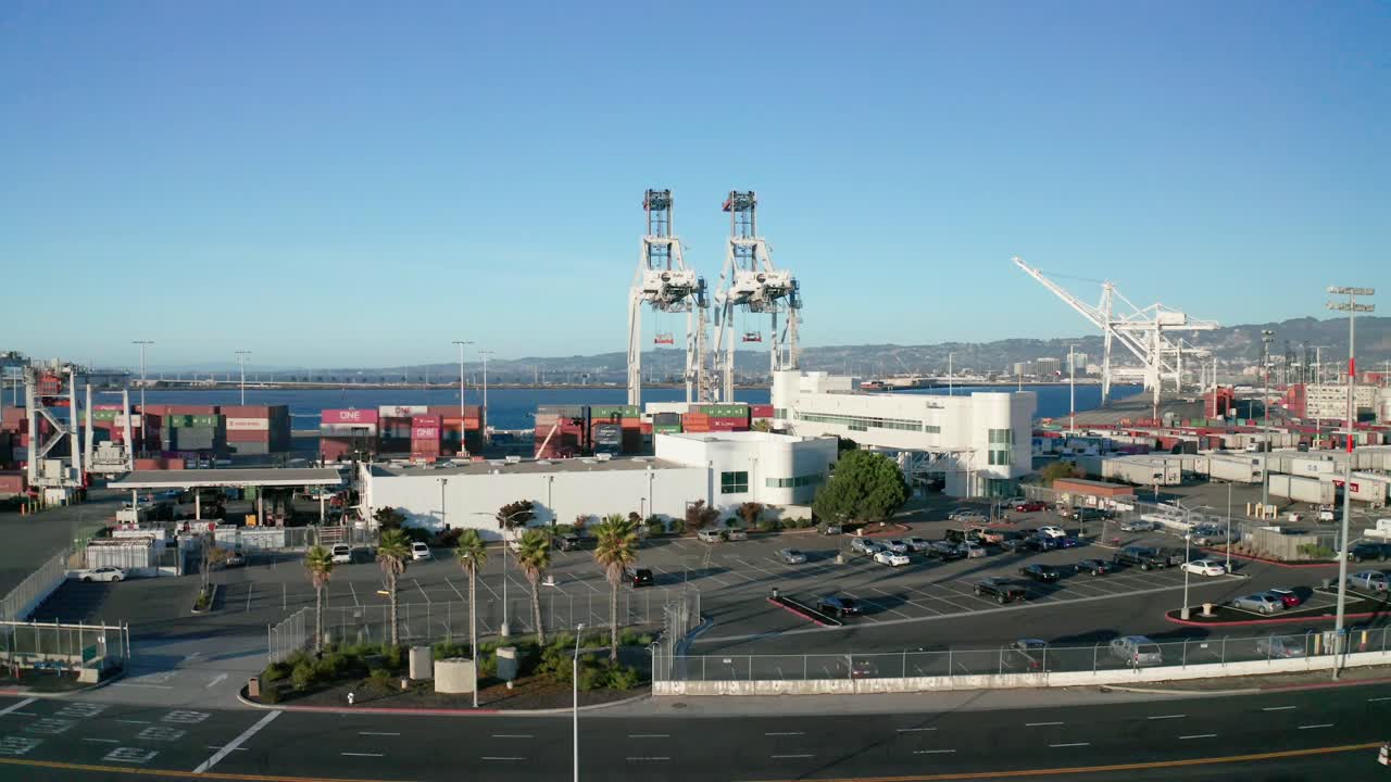 기중기는 놀랍고 무엇이든 들어 올릴 수 있을 만큼 큽니다.