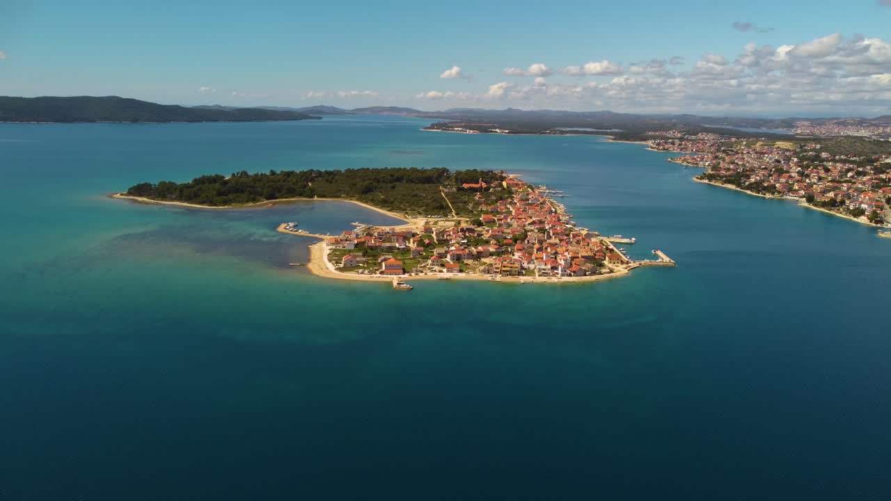 tomada de arco lento de 4k de la isla de krapanj, croacia