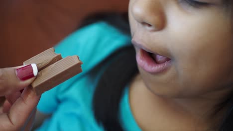 niño comiendo chocolate