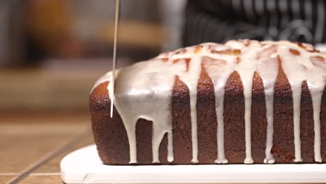 Rebanar-Un-Pastel-De-Limón-Recién-Horneado-Y-Helado-Para-Un-Regalo-Casero---Cámara-Lenta