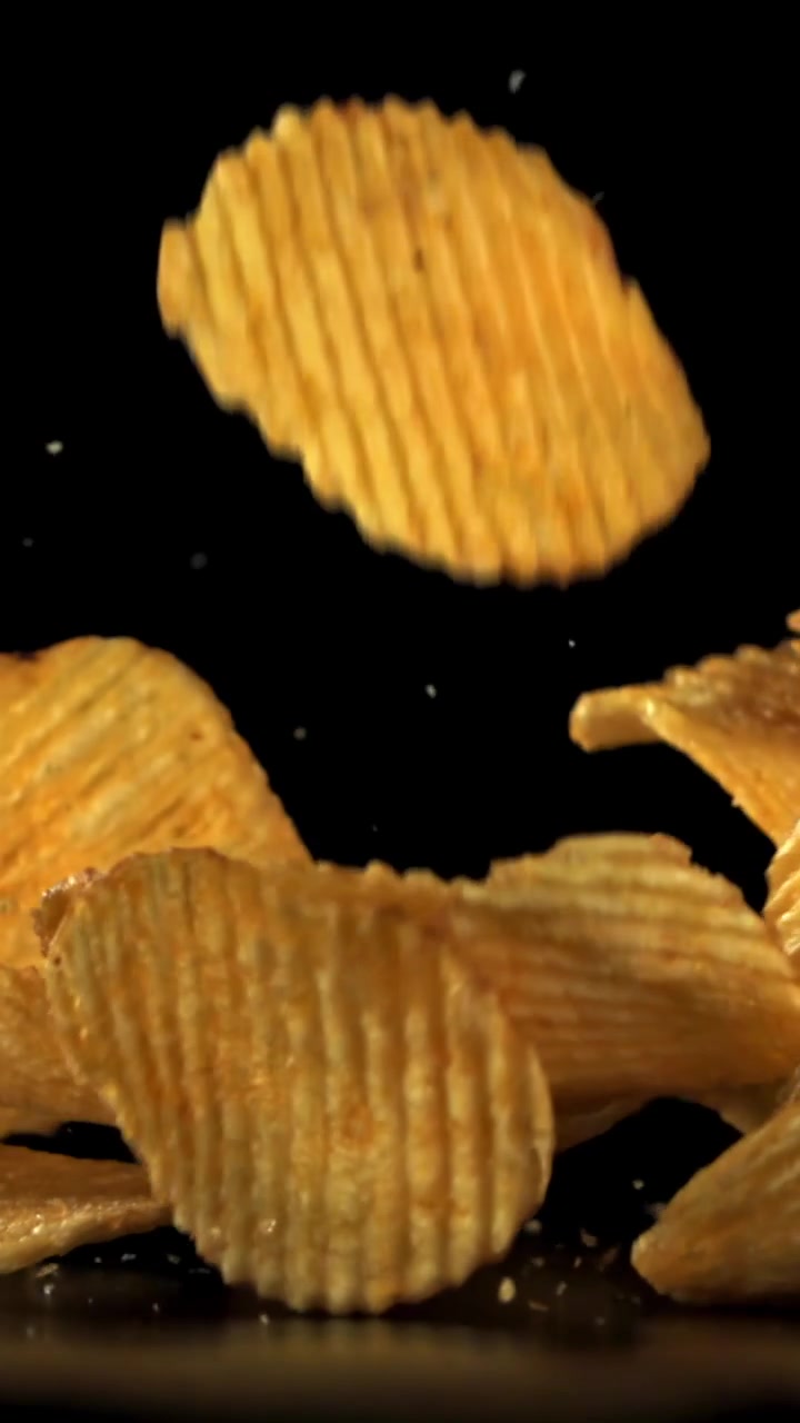 Patatine Fritte Dorate e Croccanti Che Cadono al Rallentatore