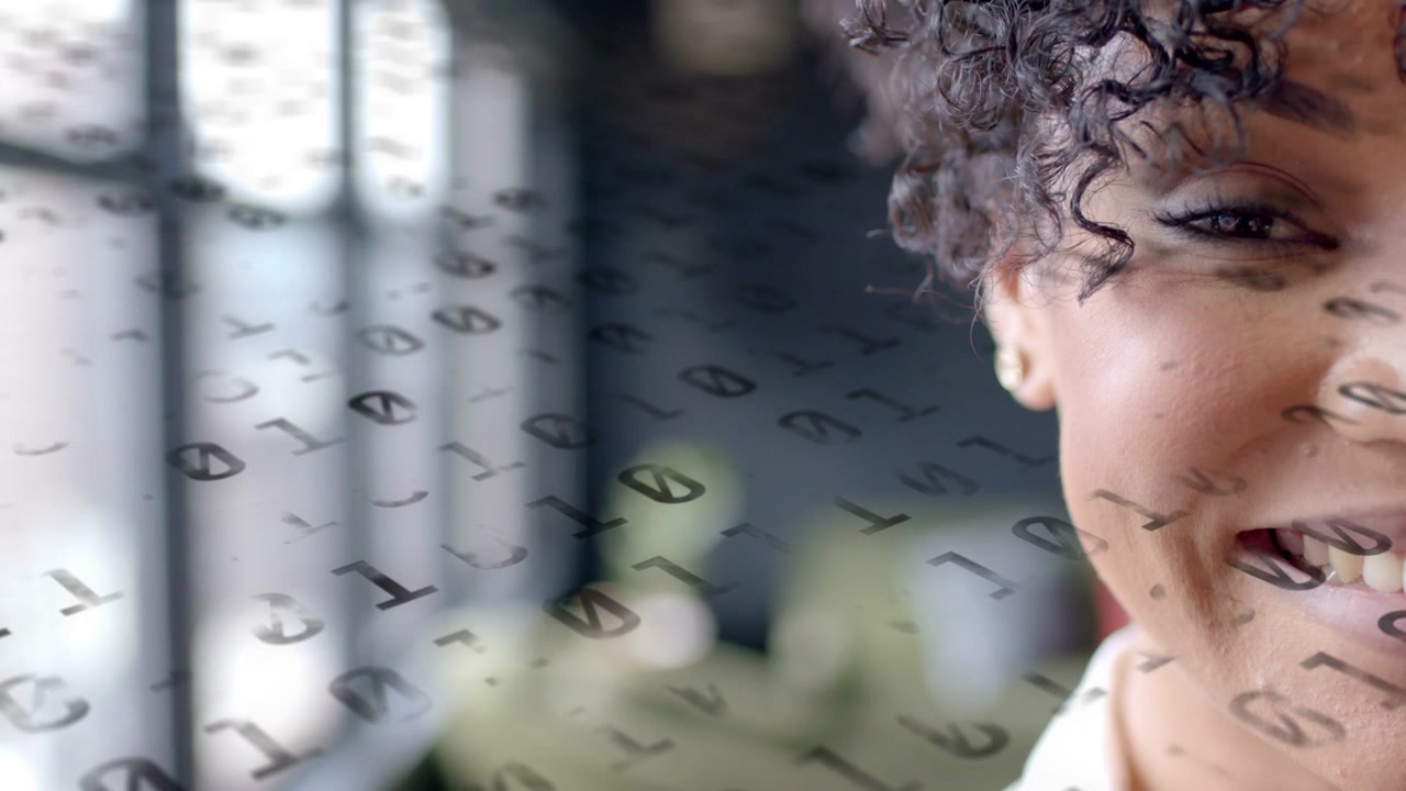Donna che apre gli occhi e sorride mentre la messa a fuoco attiva una demo tecnologica con codice binario fluttuante