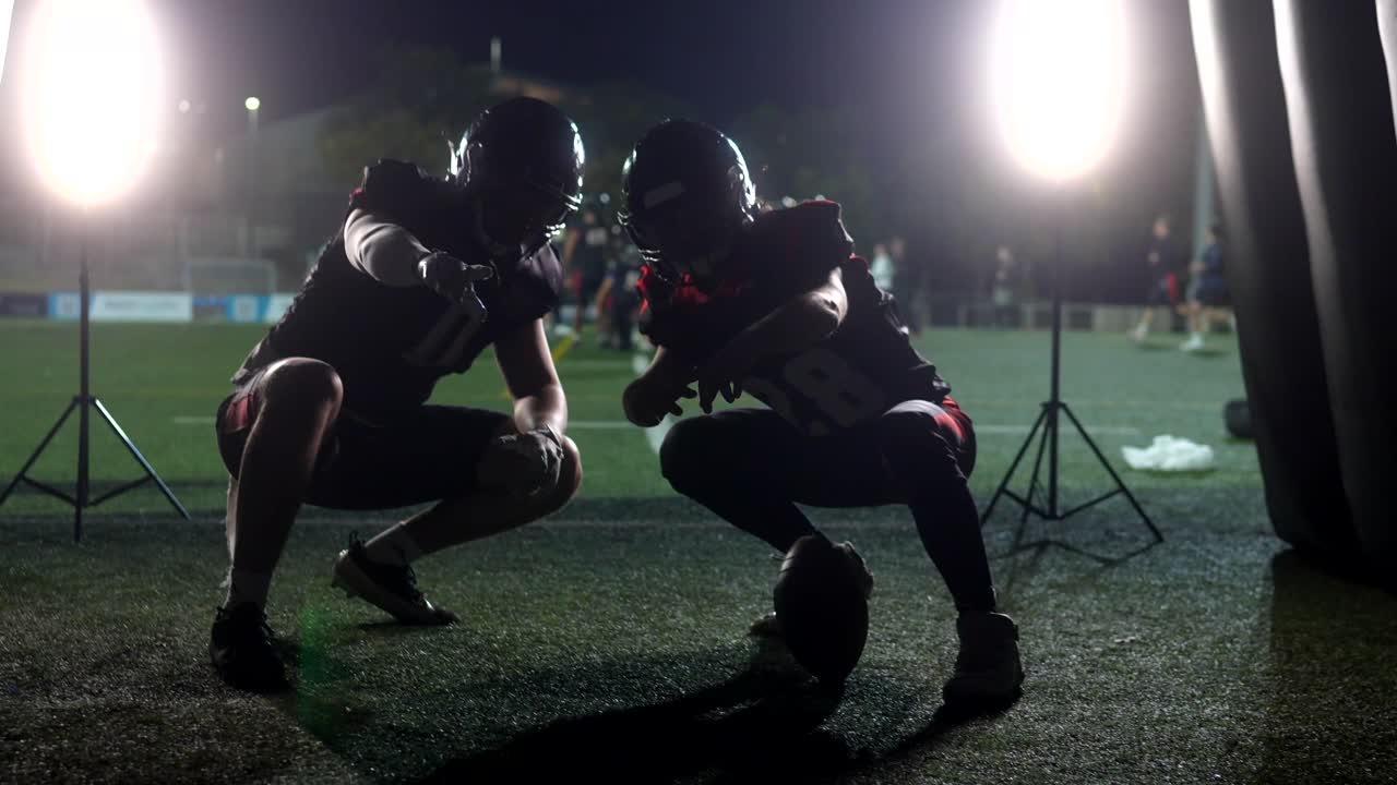 jugadores de fútbol americano en el campo