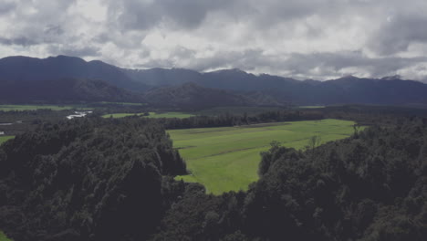 Toma-Aérea-De-Un-Paisaje-Boscoso-Cerca-De-La-Ciudad-De-Blackball,-En-La-Isla-Sur-De-Nueva-Zelanda