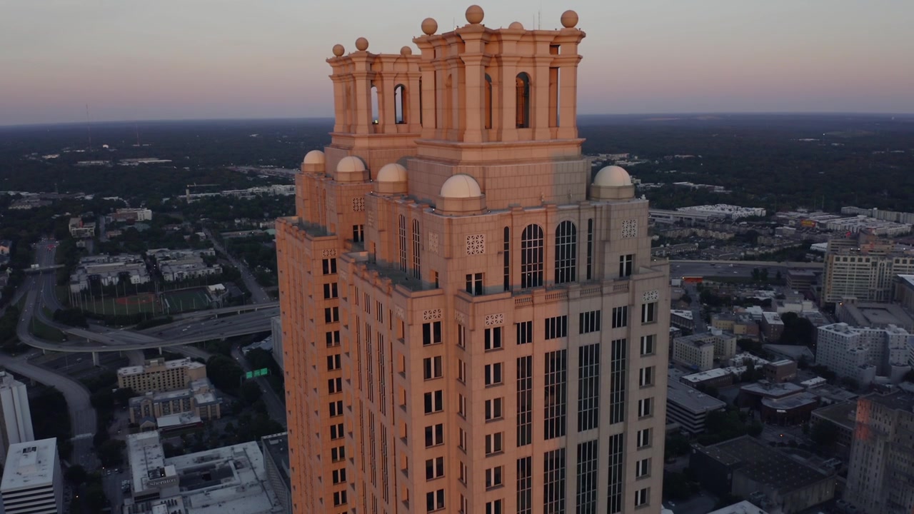 Grattacielo di Atlanta: ripresa con drone in ascesa.