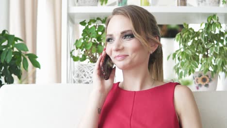 Mujer-Smartphone-Hablando-Por-Teléfono-Bebiendo-Café-Riendo-En-La-Cafetería.-Hermosa-Joven-Profesional-Teniendo-Casual