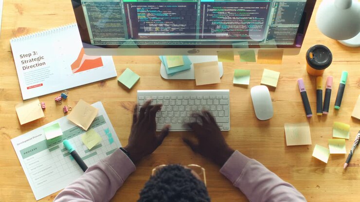 Time-lapse di un programmatore che scrive codice al computer alla scrivania in ufficio