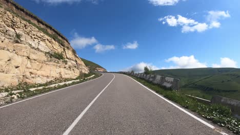 Conducir-Un-Coche-Por-Una-Carretera-Serpenteante.