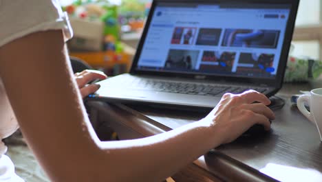 Mujer-Trabaja-En-La-Oficina-En-Casa,-Mujer-Independiente-Trabaja-Desde-Casa