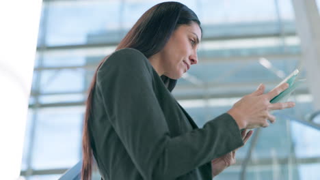 Tablet,-Beraterin-Und-Ernsthafte-Frau