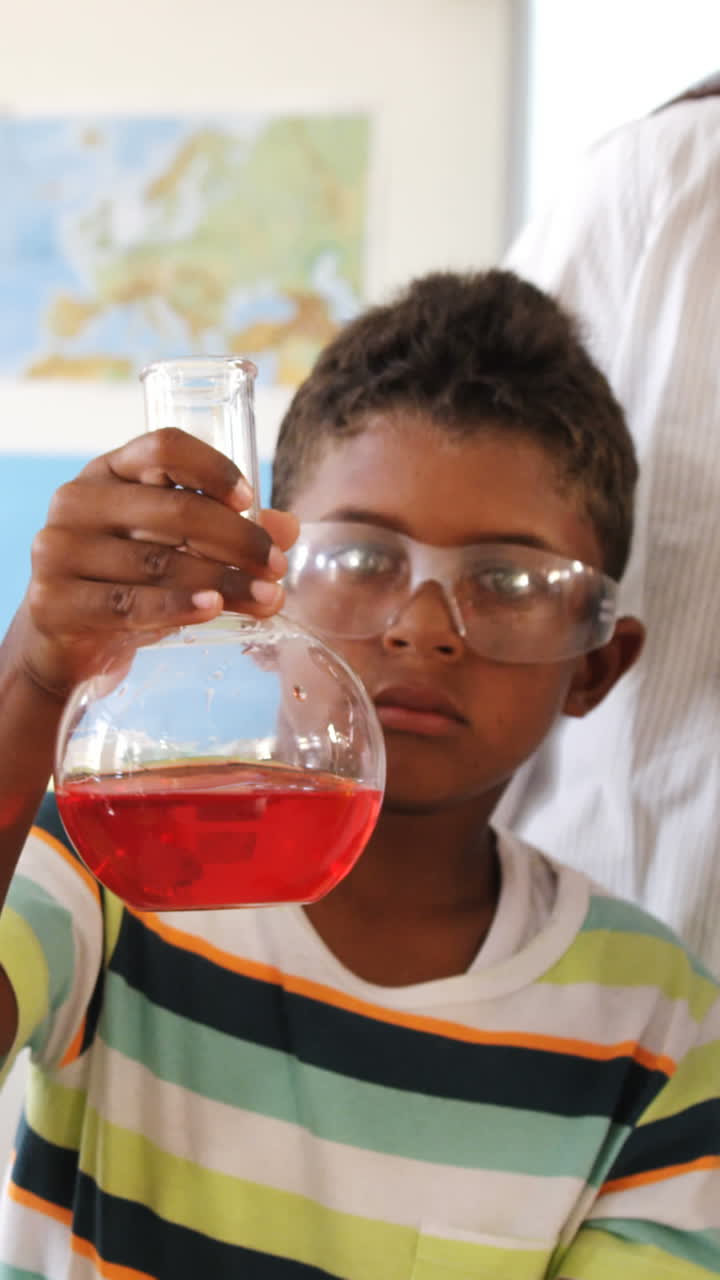 niños de la escuela haciendo un experimento químico en el laboratorio