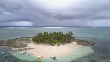 pedestal de seguimiento aéreo hacia adelante toma de la isla de guyam, siargao, filipinas