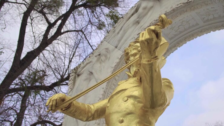 Primo piano della statua di Johann Strauss al Citypark di Vienna