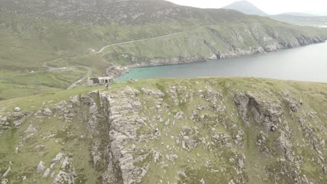 Estructura-Aislada-De-Sobrevuelo-En-La-Cima-De-Los-Acantilados-De-Croaghaun-En-La-Isla-De-Achill,-Condado-De-Mayo,-Irlanda