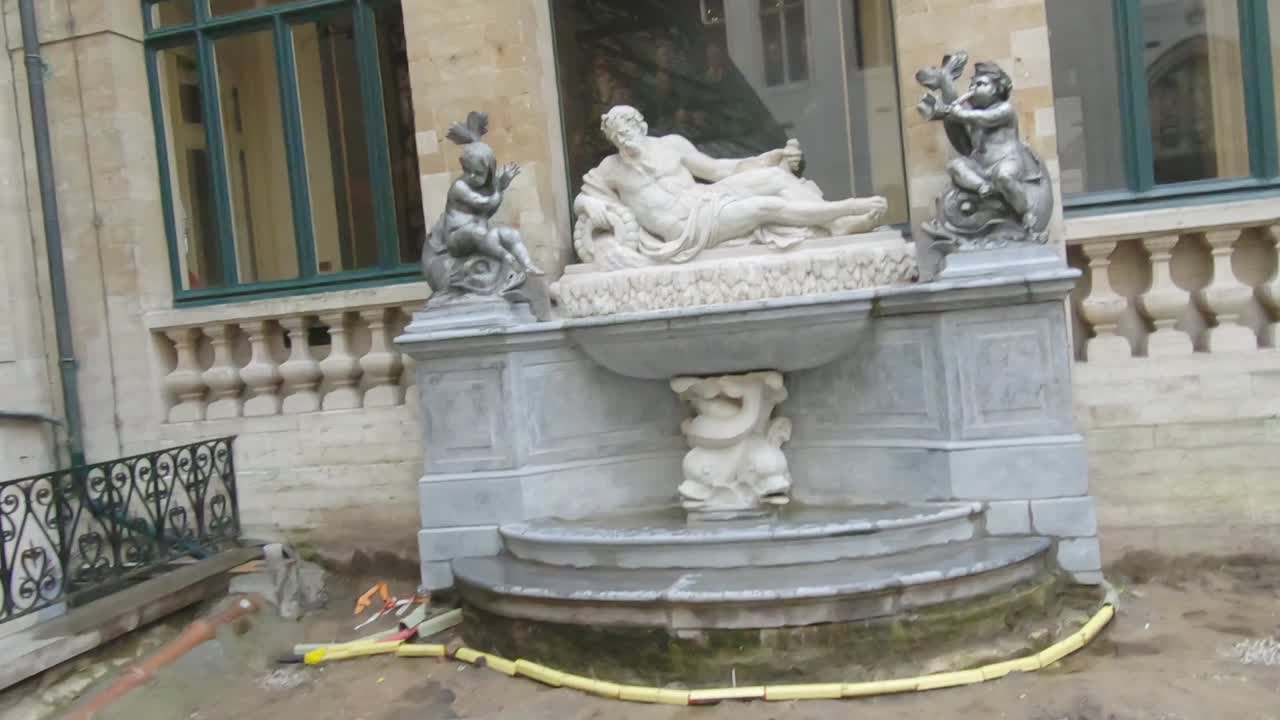 bruselas, bélgica, grafiti, mural, metro, átomo, autobús, estatuas y plazas en cámara lenta