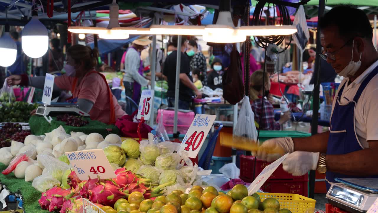 vendedores y clientes que participan en un mercado animado