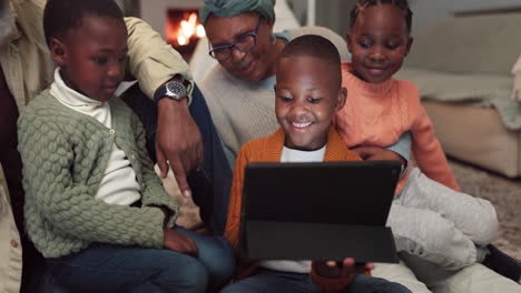 Kinder,-Tablet-Und-Großeltern