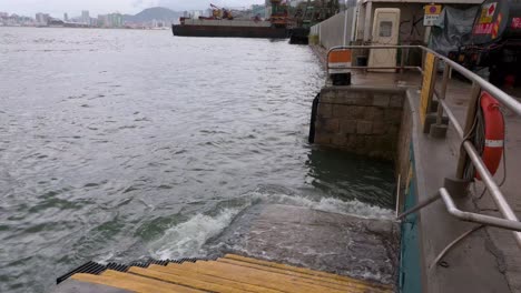las corrientes marinas salpican agua en la cubierta frente al mar del puerto después de una severa tormenta de tifón tropical, que sostuvo vientos de 63 millas, atravesó la ciudad de hong kong