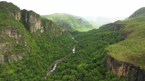 Una-Subvención-Vista-Aérea-Del-Parque-Nacional-Chapada-En-Brasil