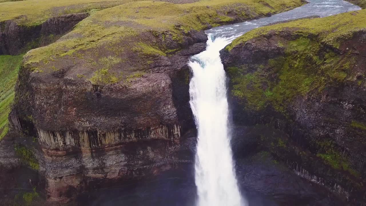 aéreo sobre la hermosa y asombrosa cascada alta de haifoss en islandia 7