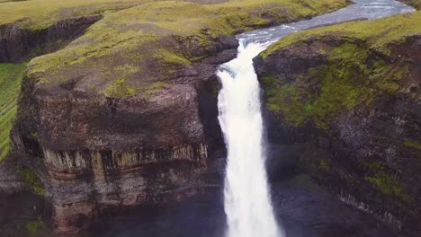 Antena-Sobre-La-Hermosa-Y-Sorprendente-Cascada-Alta-De-Haifoss-En-Islandia-7