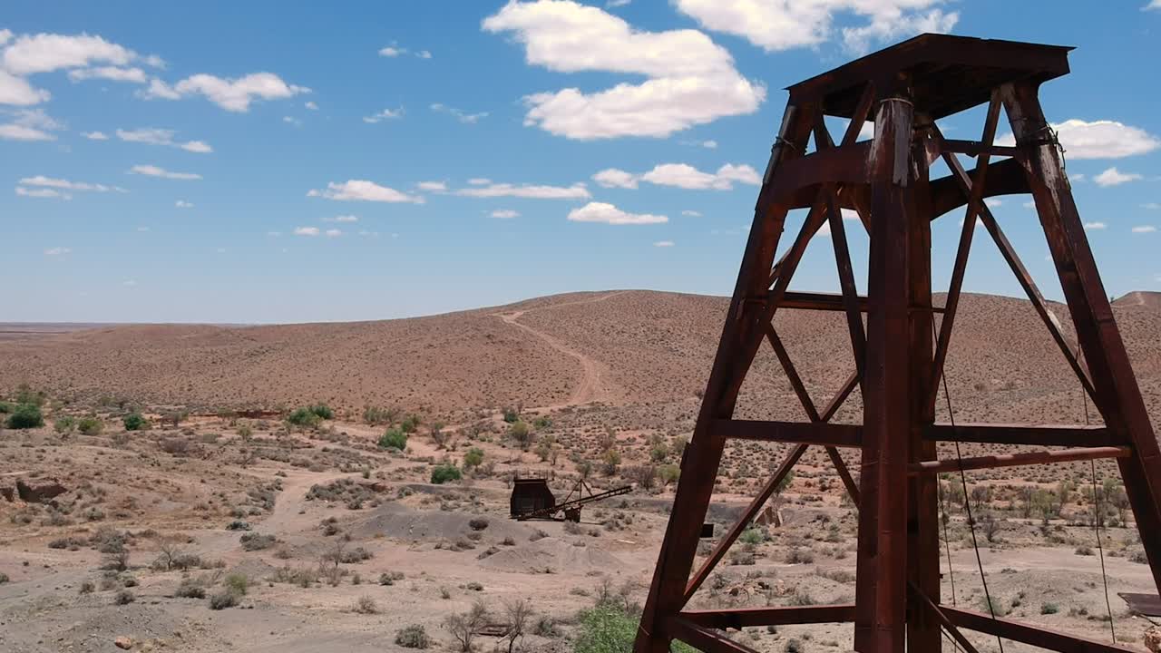 호주 아웃백에 있는 오래된 버려진 광산 샤프트의 측면 위로 솟아오름