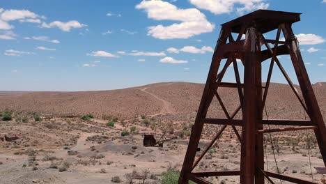 Elevándose-Por-El-Lado-De-Un-Viejo-Pozo-De-Mina-Abandonada-En-El-Interior-De-Australia