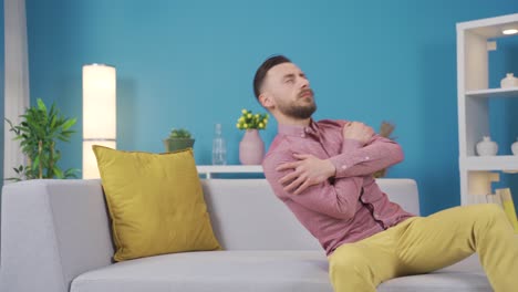 un joven deprimido e infeliz que se siente mal solo en casa.