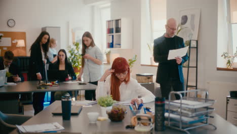 una donna d'affari tesa che analizza i documenti in ufficio.