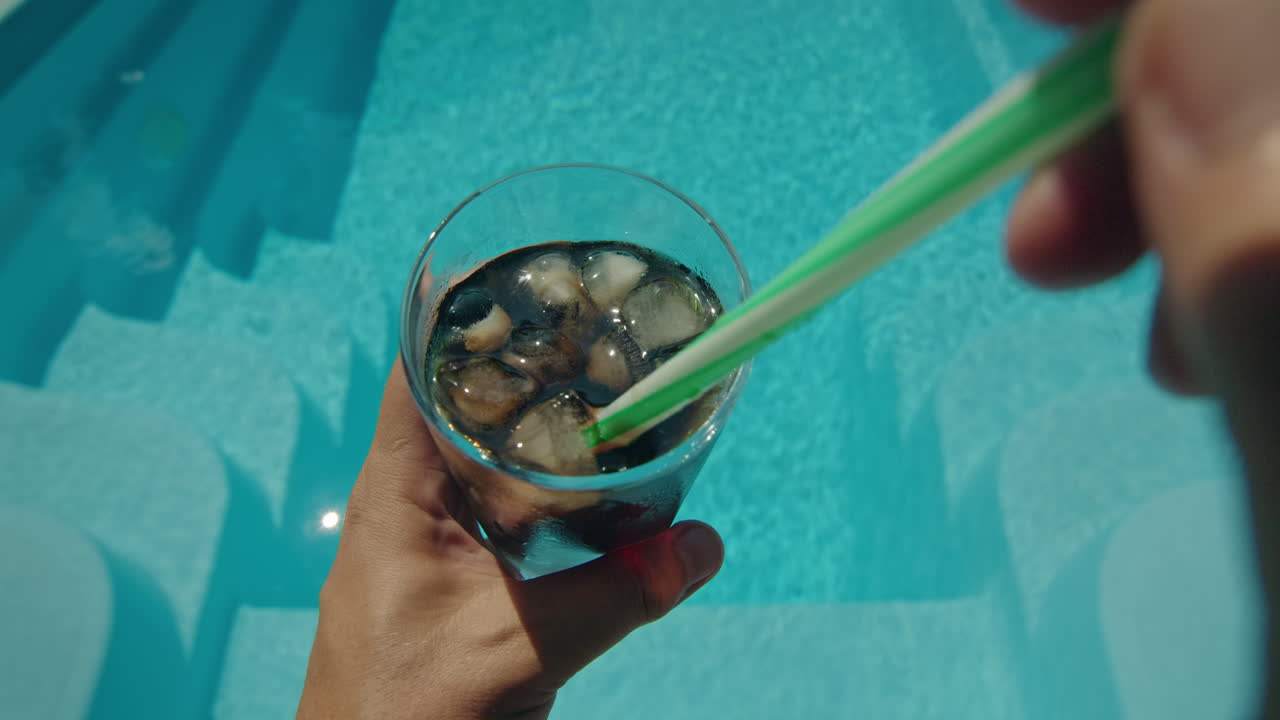 bebida fría en la piscina