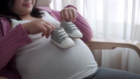 Glückliche-Schwangere-Frau-Und-Erwartetes-Baby-Zu-Hause.