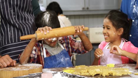 Familia-Feliz-Preparando-Galletas-En-La-Cocina-4k