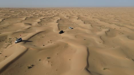 阿拉伯聯合酋長國杜拜的沙漠薩法里 (al quadra desert) 遊覽中,一群四輪車的無人機景色