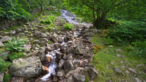 Imágenes-De-Video-De-La-Majestuosa-Fuerza-De-Escala-De-Una-Cascada-En-El-Lago-Buttermere,-La-Cascada-Más-Alta-En-El-Distrito-De-Los-Lagos-Compuesta-Por-Tres-Caídas-Distintas