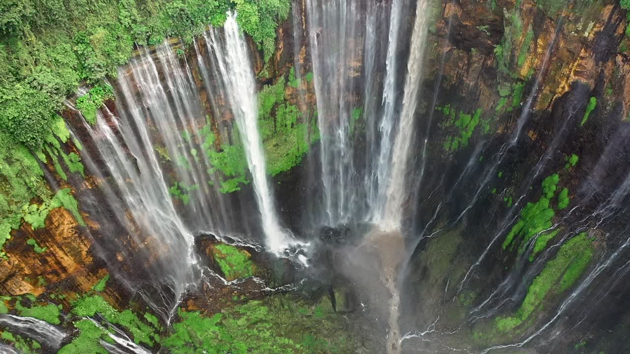 vista desde arriba, impresionante vista aérea de las cascadas de tumpak sewu, también conocidas como coban sewu.
