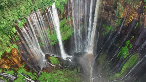 vista desde arriba, impresionante vista aérea de las cascadas de tumpak sewu, también conocidas como coban sewu.