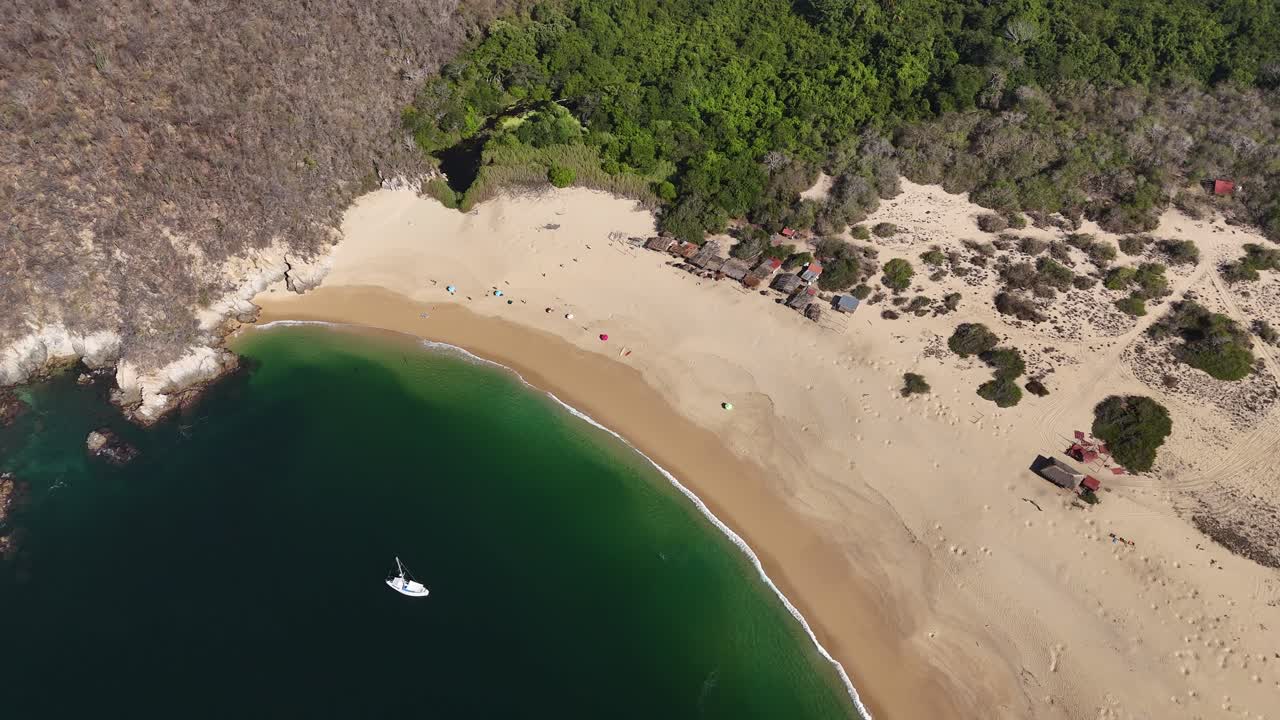 línea costera que limita con la bahía de cacaluta, parte de la serie de nueve bahías de huatulco, oaxaca, méxico