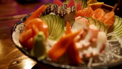 plato de sashimi colorido con ingredientes frescos