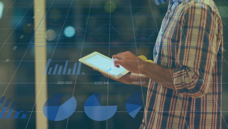 animación del procesamiento de datos estadísticos contra un hombre caucásico pensativo que usa una tableta digital