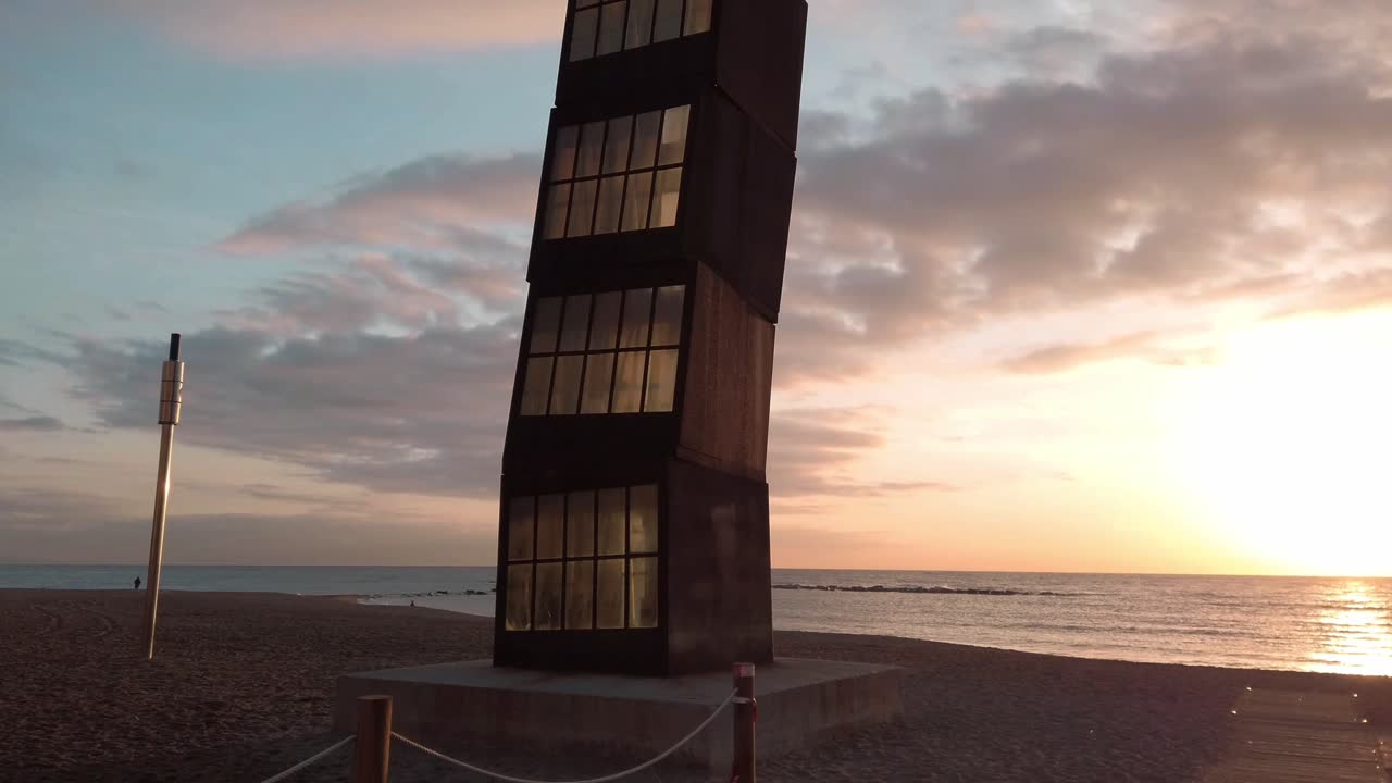 playa de la barceloneta en barcelona al amanecer