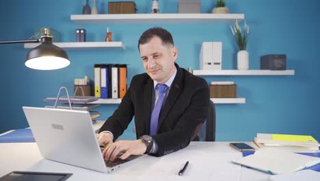 el hombre en el trabajo levanta la cabeza y señala "ok" a la cámara.