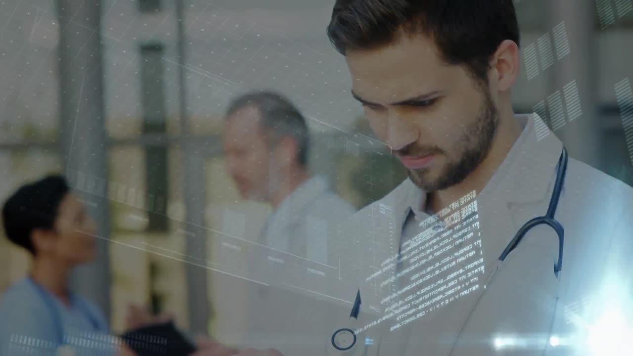 animación del procesamiento de datos sobre un médico masculino que usa una tableta