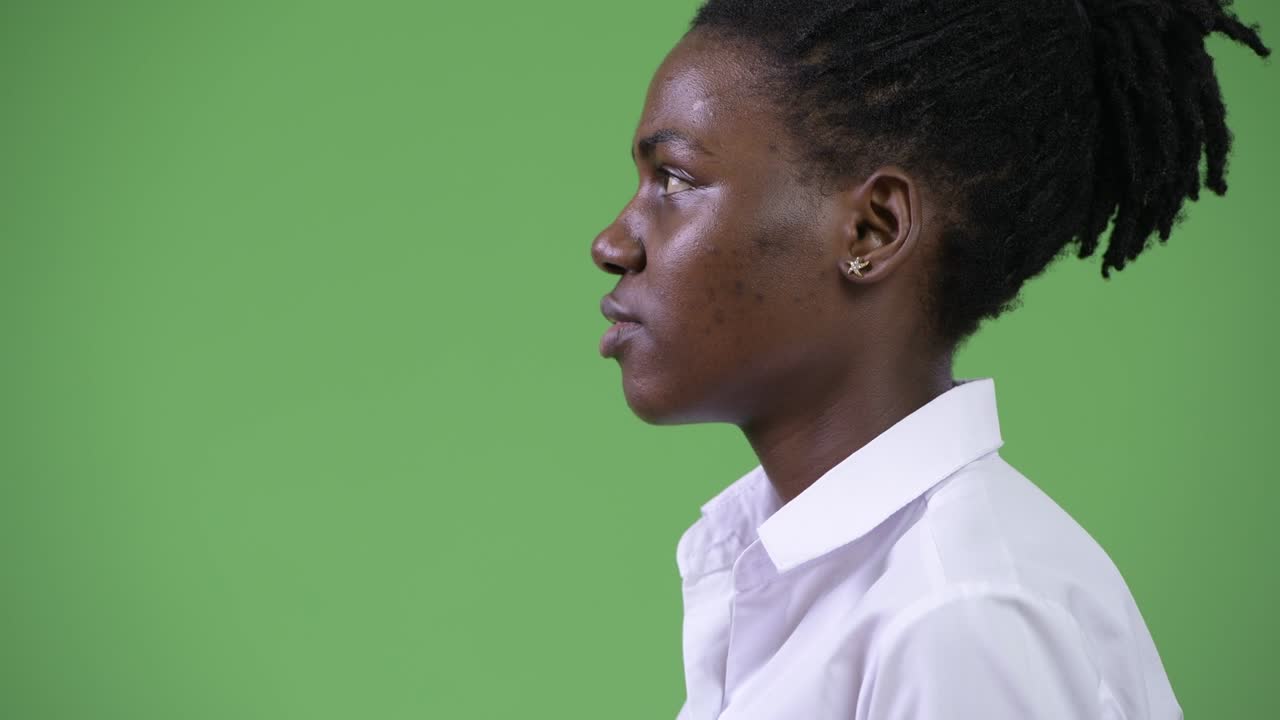Genç güzel Afrikalı iş kadınının profil görünümü