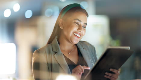 pensamiento, negocios y mujer con una tableta