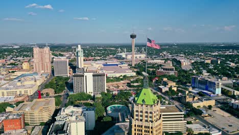 Stars-And-Stripes-Flagge-Weht-Stolz-Auf-Dem-Tower-Life-Gebäude-In-San-Antonio