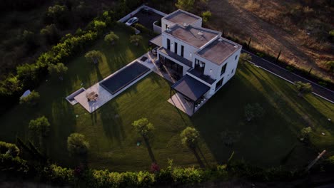 Toma-Aérea-De-Una-Moderna-Villa-Rural-Con-Piscina-En-Uzès