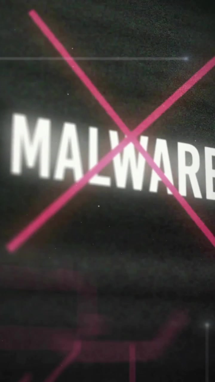 Animazione di elaborazione dati con testo "malware" e circuito stampato di computer su sfondo nero.