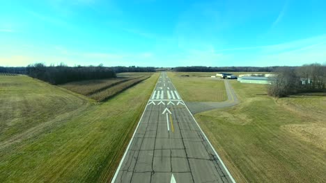 4k-Tiefpass-Aus-Der-Luft-über-Die-Landebahn-Des-Flughafens,-Betrieben-Mit-Genehmigung