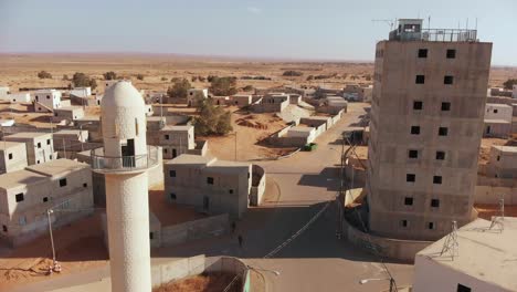 Toma-Aérea-De-La-Mezquita-En-Primer-Plano-Junto-A-Un-Gran-Edificio-Antiguo-En-Palestina-Cerca-De-Gaza-En-El-Desierto