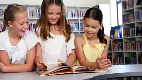 niños de la escuela leyendo libros juntos en la biblioteca